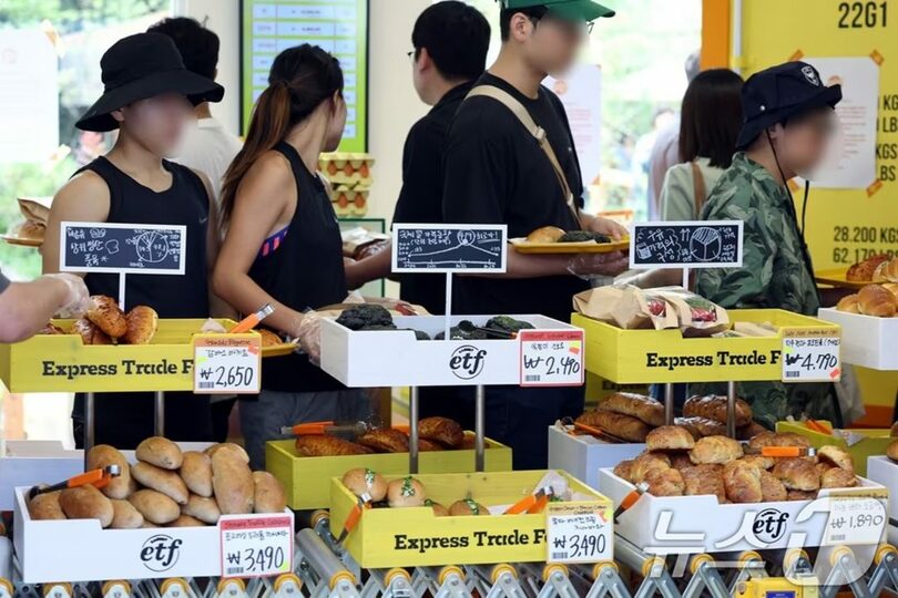 ソウル市城東区の店舗でパンを選ぶ客ら(c)news1