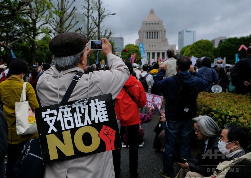 安倍首相の退陣求める大規模デモ、国会議事堂前で