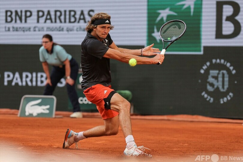 ズベレフ、「最悪の一年」乗り越え再び4強入り 全仏OP