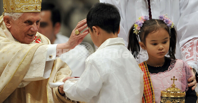 ローマ法王「中東の憎しみと暴力に終わりを」、イブの深夜ミサで
