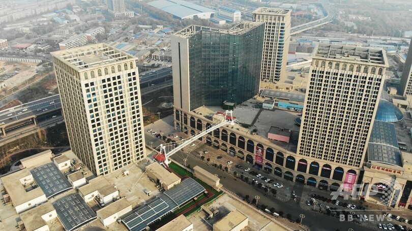 歩くと「ひび」が…地上30メートルのガラス橋 中国