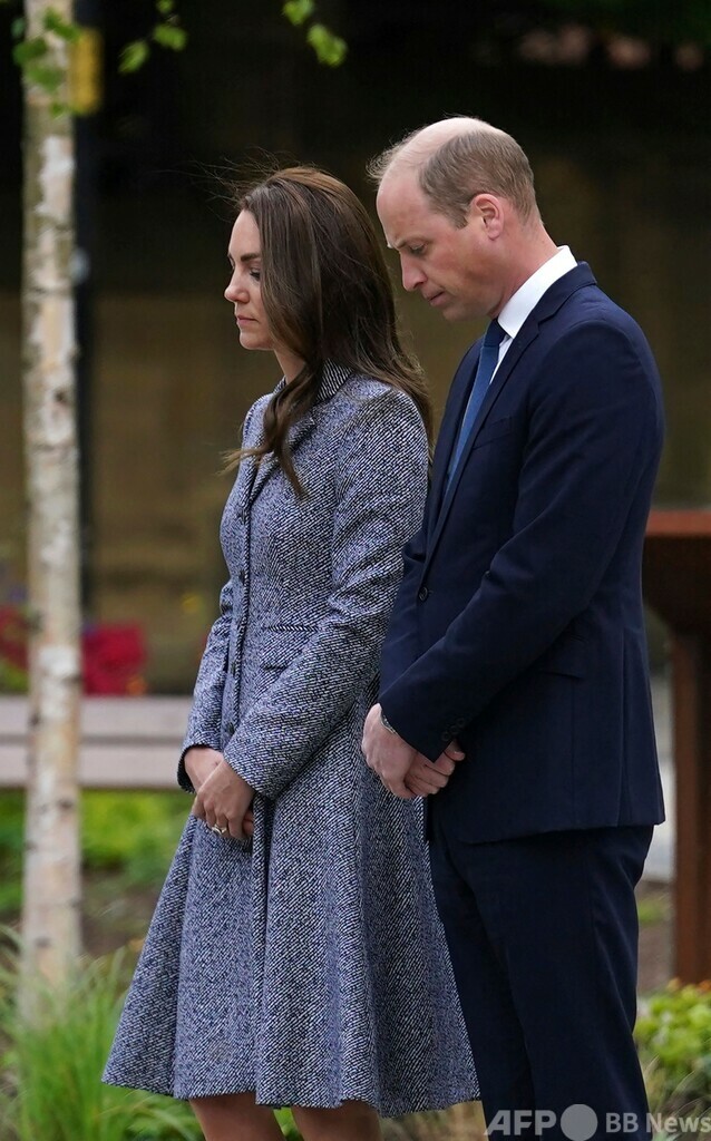 ウィリアム英王子夫妻、自爆攻撃犠牲者の追悼碑除幕式出席