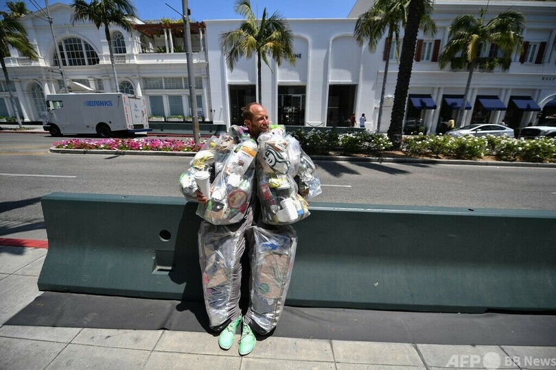 1か月分のごみを着込み、大量消費社会に警鐘 米環境活動家