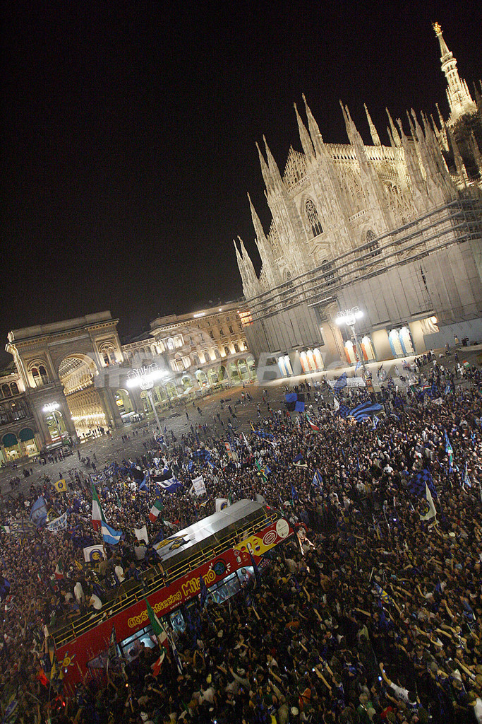 ＜サッカー セリエA＞インテル サポーターに優勝を報告 - イタリア