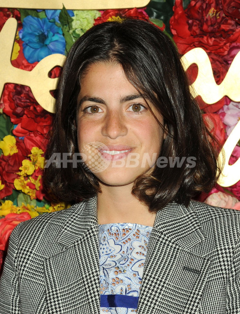 人気ファッションブロガーのレンドラ・メディーンも出席、「フェラガモ」ヴァラ誕生35周年記念