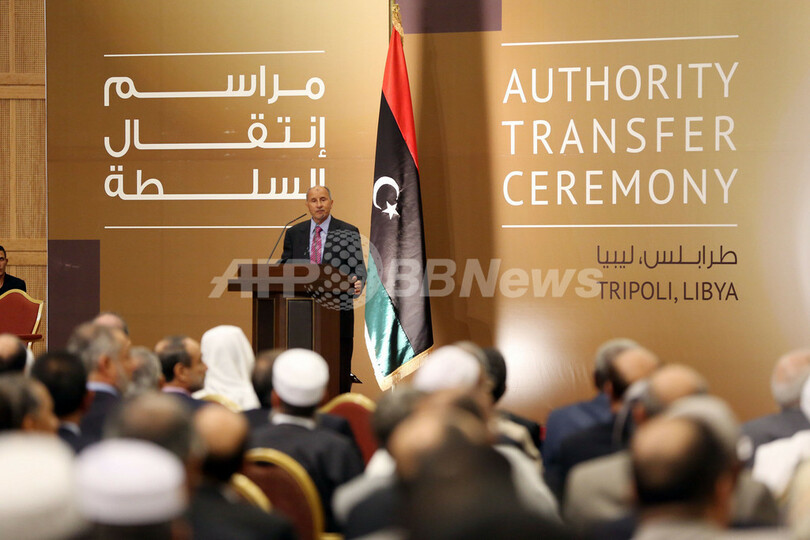 リビアの国民評議会、議会に権限を委譲 トリポリで式典