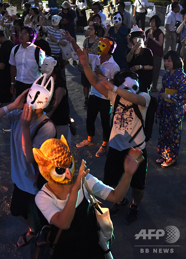 おとぎ話に迷い込んだよう? 東京でサイレント盆踊り