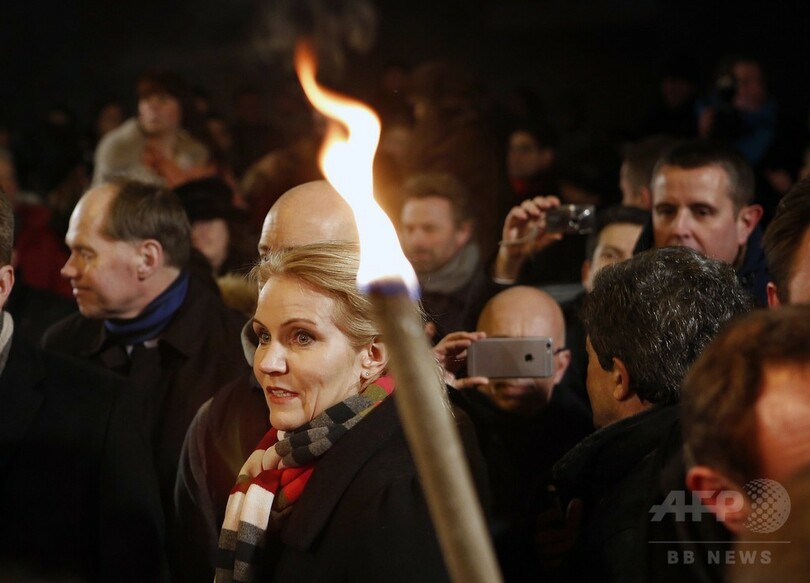 銃撃犠牲者の追悼集会に3万人、コペンハーゲンに光の海 