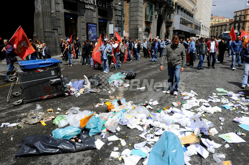 伊首相ナポリで初閣議、ごみ問題で陣頭指揮