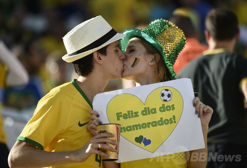 ブラジルW杯開幕に沸くサポーター