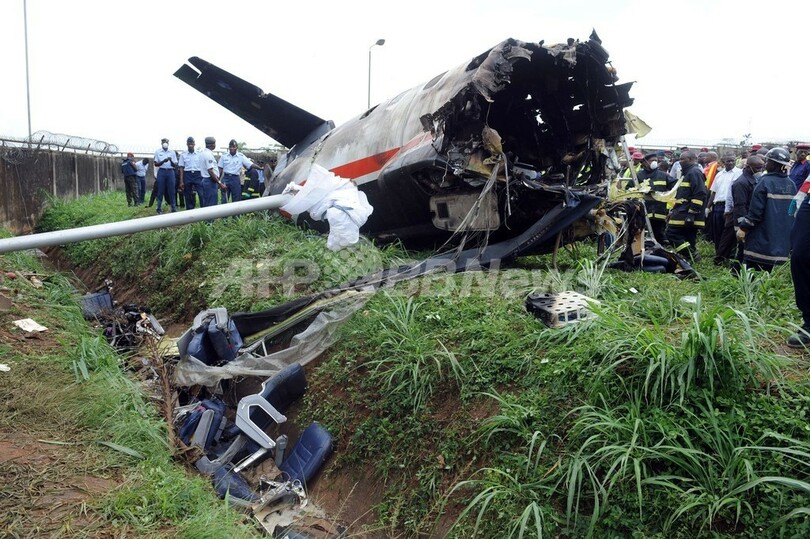 エンジン不具合で小型機墜落、14人死亡 ナイジェリア