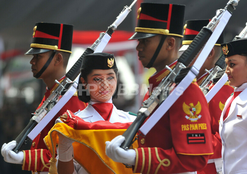 インドネシア独立66周年、記念行事を楽しむ人々