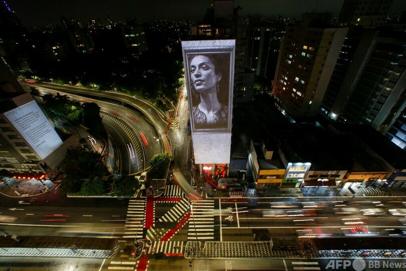 【今日の1枚】故人の写真を投影、「正義」の実現願う ブラジル