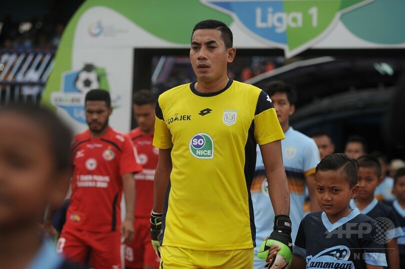 ベテランGKが試合中にチームメートと激突して死去、インドネシア