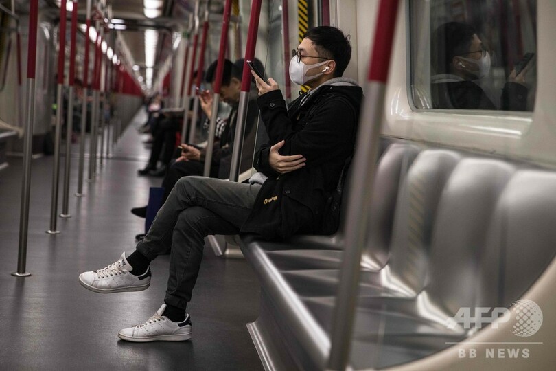 新型肺炎、香港でマスク求める客が長蛇の列