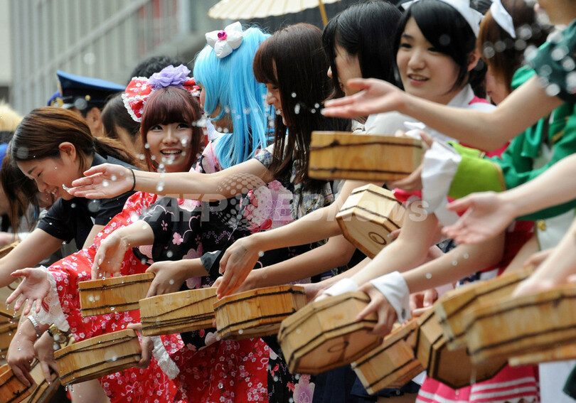メイドさんたちが揃って打ち水、秋葉原