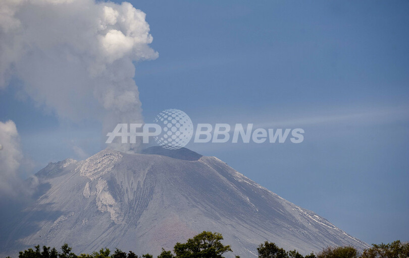 噴火の続くポポカテペトル山、メキシコ
