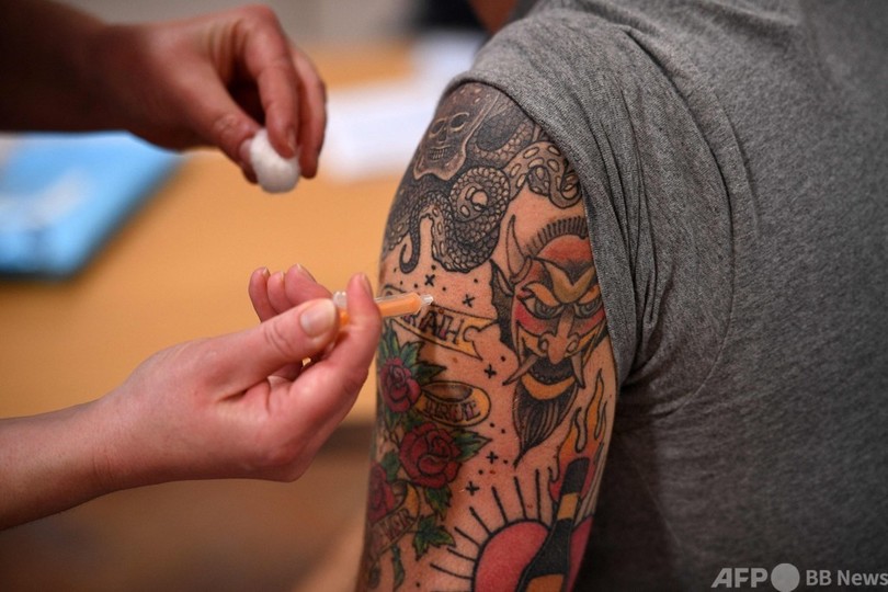 英、7月中に全成人のワクチン接種1回目完了へ 計画を加速