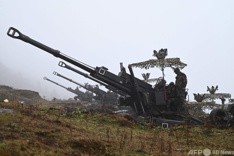 インド軍、中国との国境近くに榴弾砲など展開