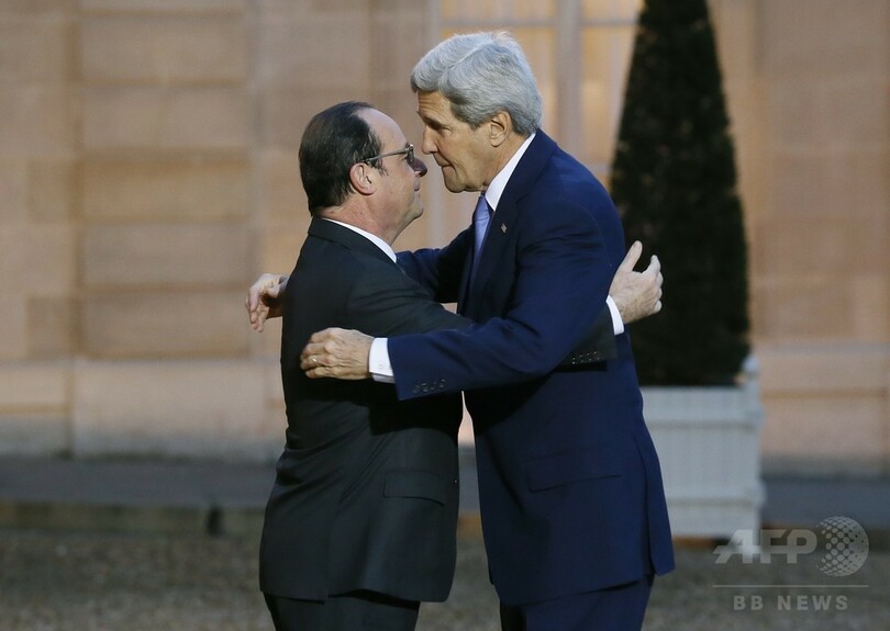 訪仏で米国務長官が学んだこと…「仏人はハグをしない」