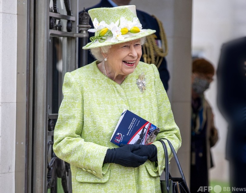 英女王、5か月ぶり外出公務 対ロ関係皮肉る