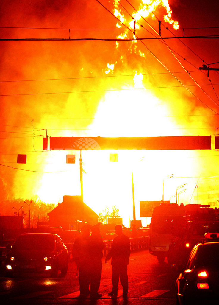 モスクワで天然ガスのパイプライン爆発、巨大な火柱