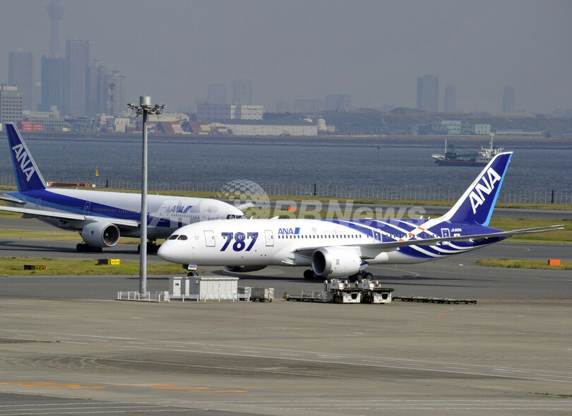 ANAの「ドリームライナー」1号機、羽田に到着