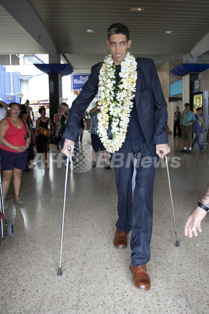 世界一の長身男性 タヒチの空港に現る 写真6枚 国際ニュース Afpbb News