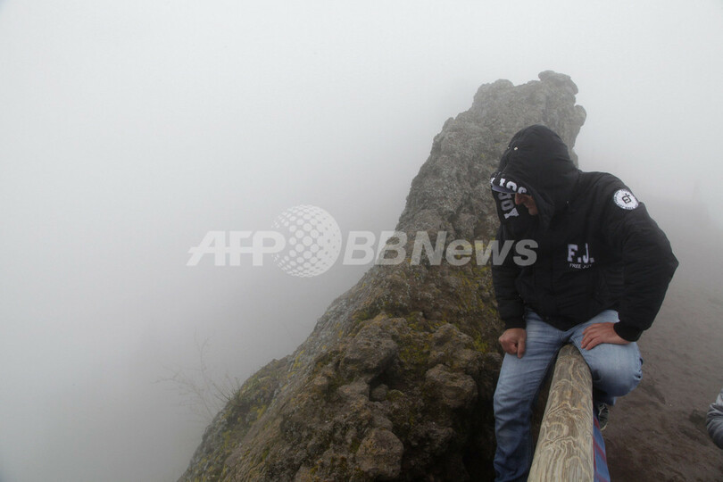 ベズビオ火山の火口で抗議、地元観光団体の閉鎖受け イタリア