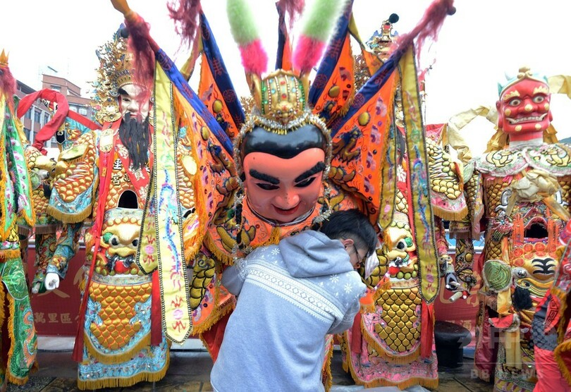 台湾、港に飛び込む祭り 平和と繁栄願う