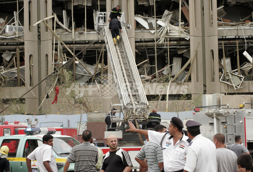 イラク法務省とバグダッド州庁舎に自爆攻撃、死者99人