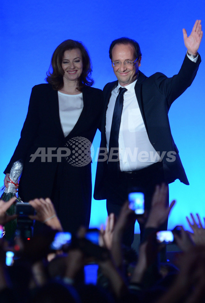 フランス大統領にオランド氏、現職のサルコジ氏敗れる