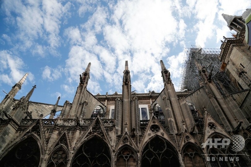 ノートルダム大聖堂で火災後初のミサ、参列者はヘルメット姿 仏パリ