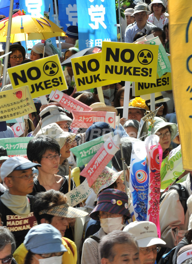 都内で脱原発求めるデモ行進