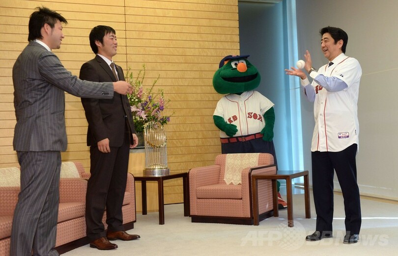 レッドソックスの上原と田沢、安倍首相を表敬訪問
