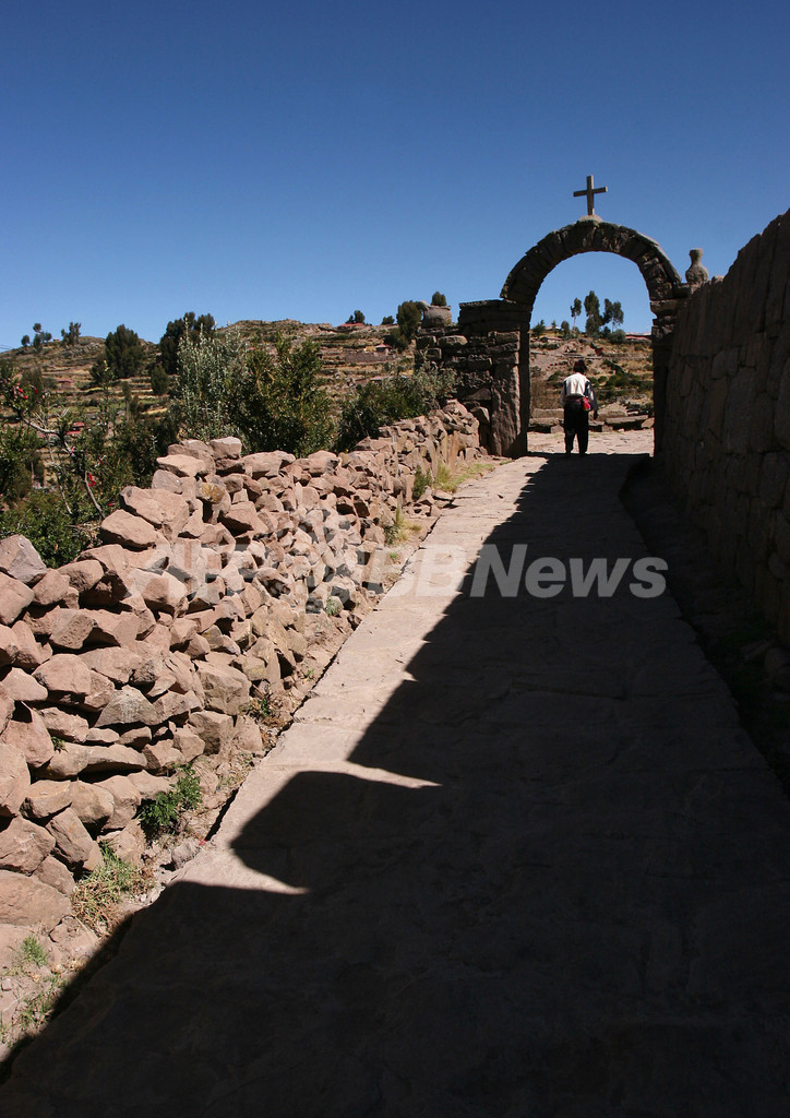 ペルーのチチカカ湖、浮島で暮らす人々の風景
