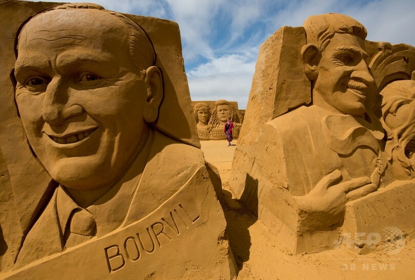 セレブを題材にした砂の彫刻展開催、フランス