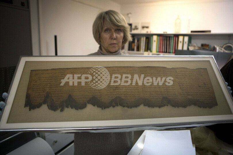 死海文書をセロハンテープから救出、女性4人が奮闘 イスラエル