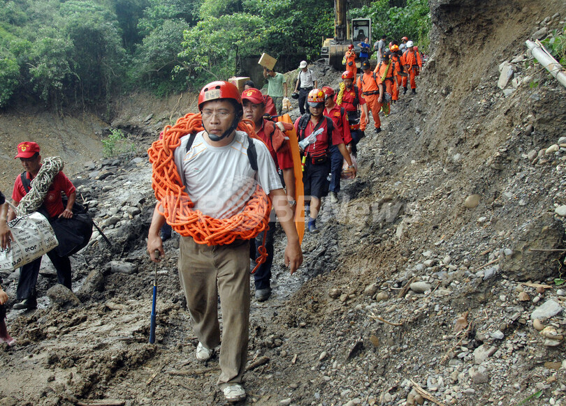 台湾南部、土石流被災地の住民約1000人を救助