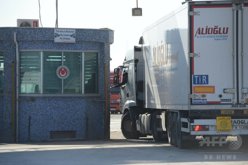 トルコ軍、シリア国境沿いで集団から自爆ベルトと爆発物を押収