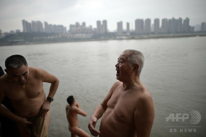 中国で裸の寒中水泳、100人超が参加