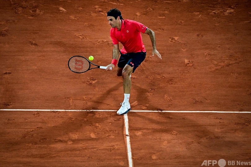 フェデラー全仏16強 深夜の熱闘制し「正しい方向へ進んでいる」