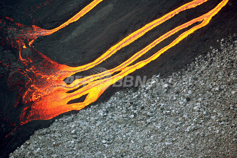 インド洋の仏レユニオン島で火山噴火
