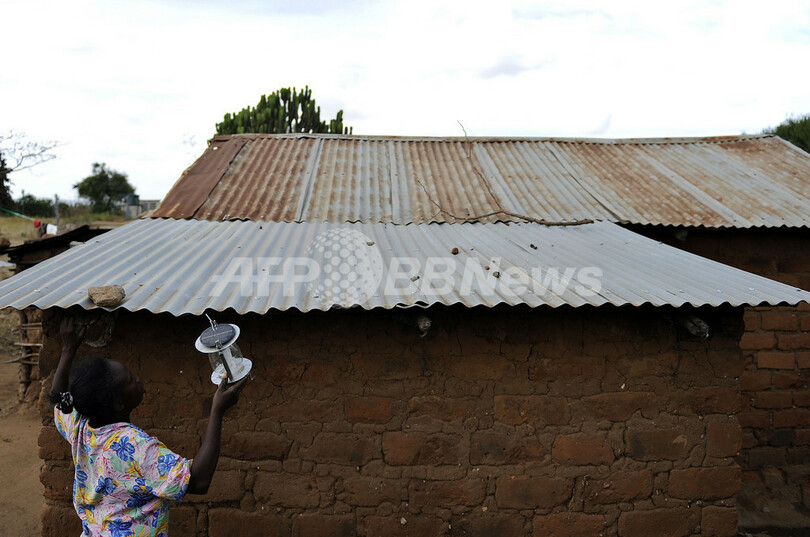 ソーラーランプで貧困から脱却を、ケニアのある若者の試み