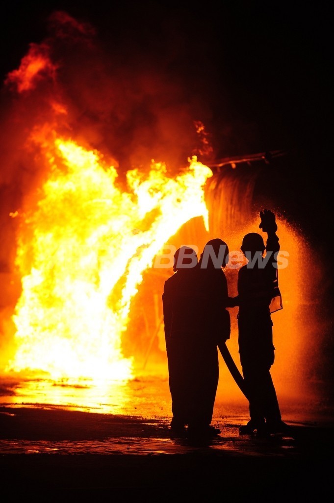 タリバンが給油所を襲撃、NATO軍タンカーが炎上 パキスタン