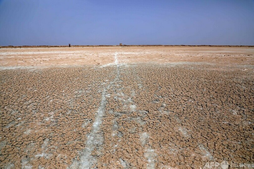 干上がったサワ湖 水の過剰使用と気候変動のはざまで イラク