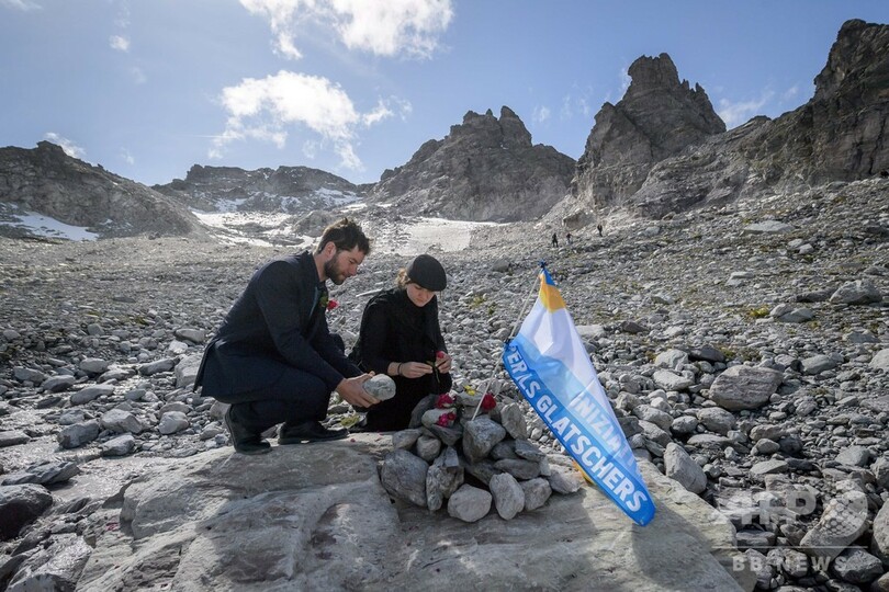 スイス・アルプスで氷河の「葬送行進」 250人が喪服で登山