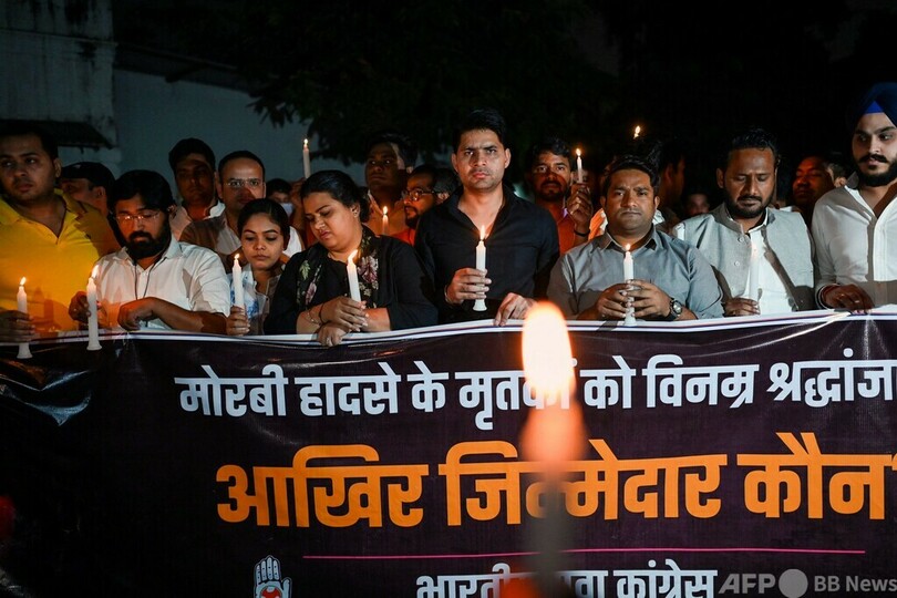 インド橋崩落事故、9人逮捕 死者137人に