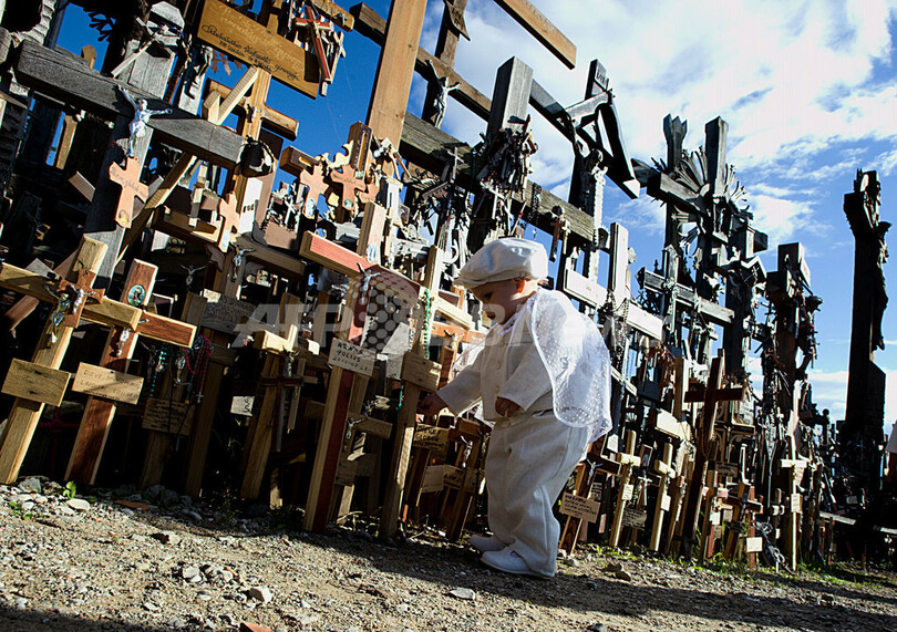 巡礼者たちが持ち寄ってできた「十字架の丘」、リトアニア