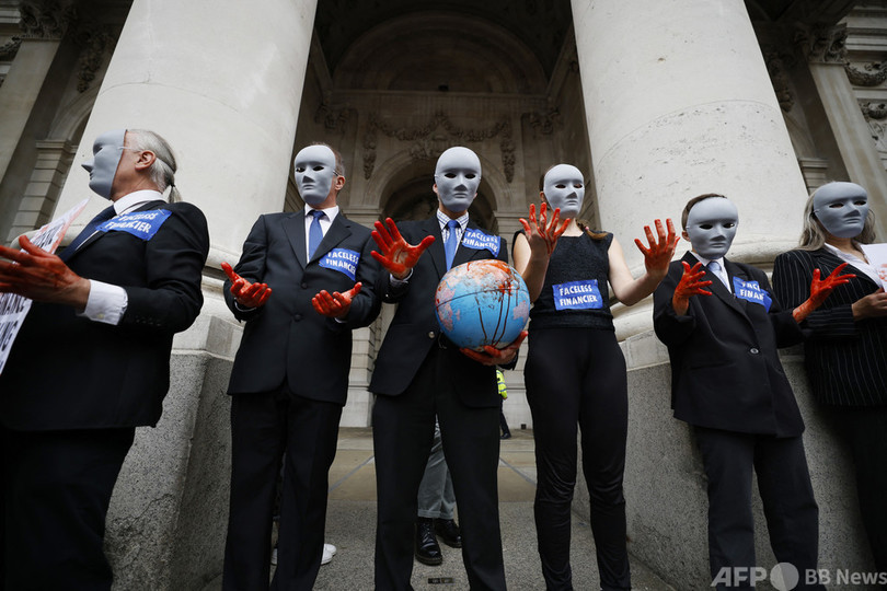 環境活動団体「絶滅への反逆」、ロンドン金融街でデモ